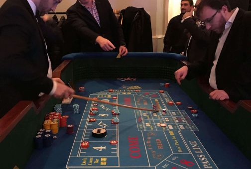 CRAPS88 busy craps table